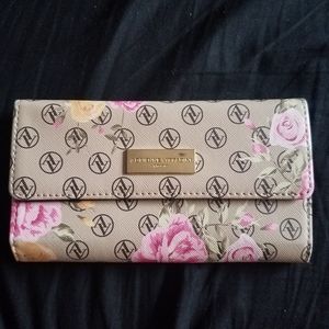 Adrienne Vittadini wallet